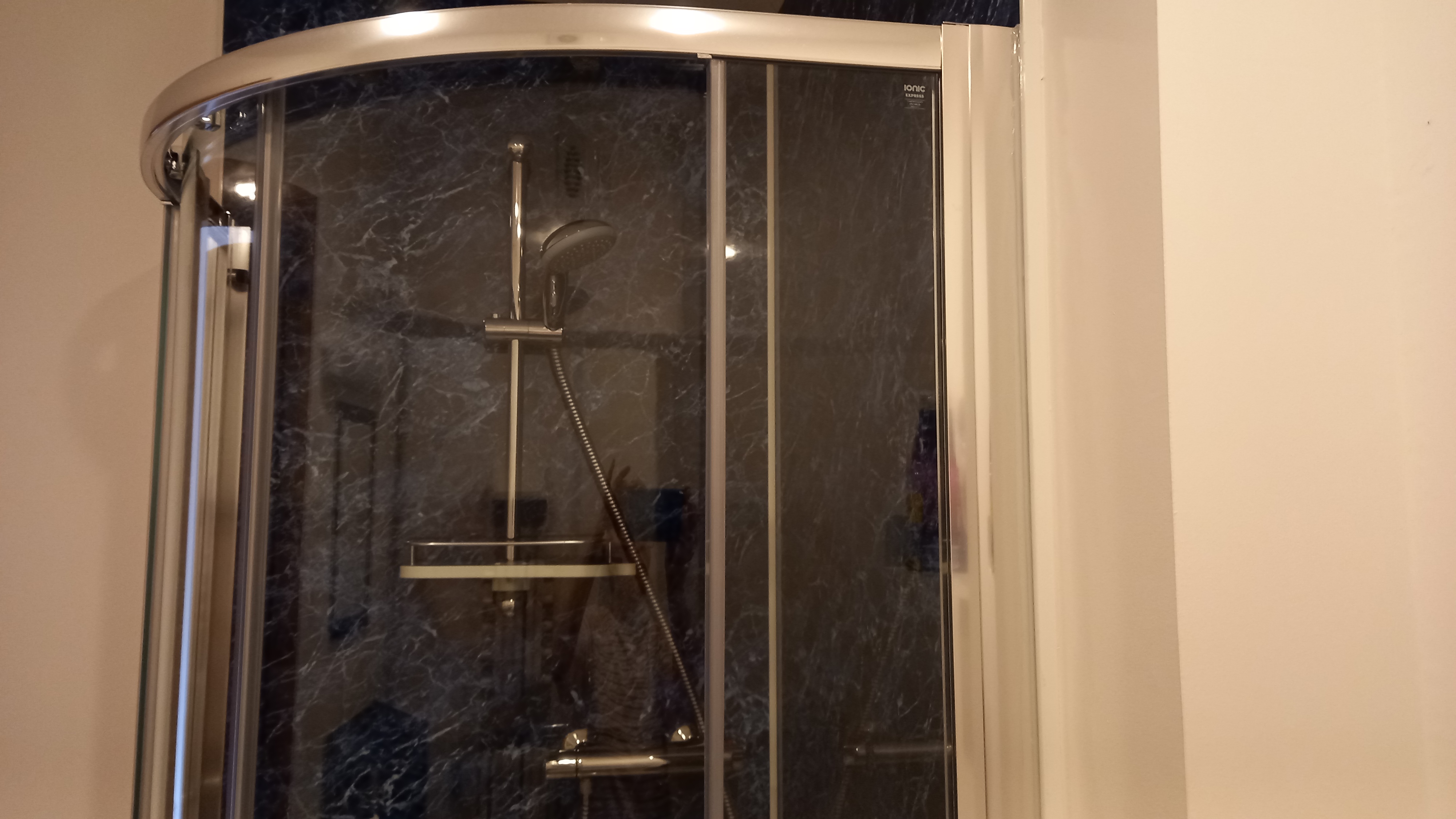 Double room en-suite shower