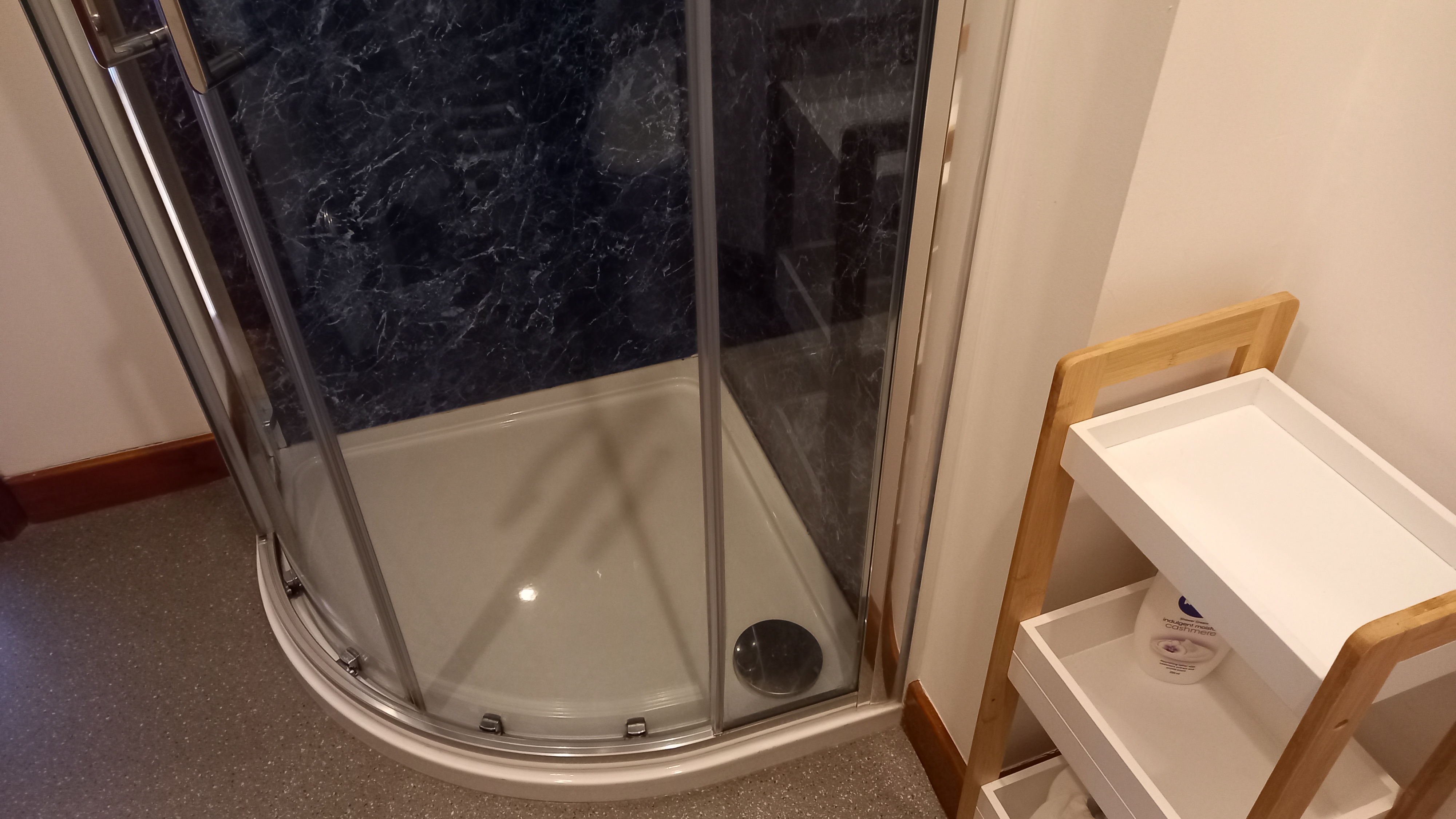 Double room en-suite shower 2