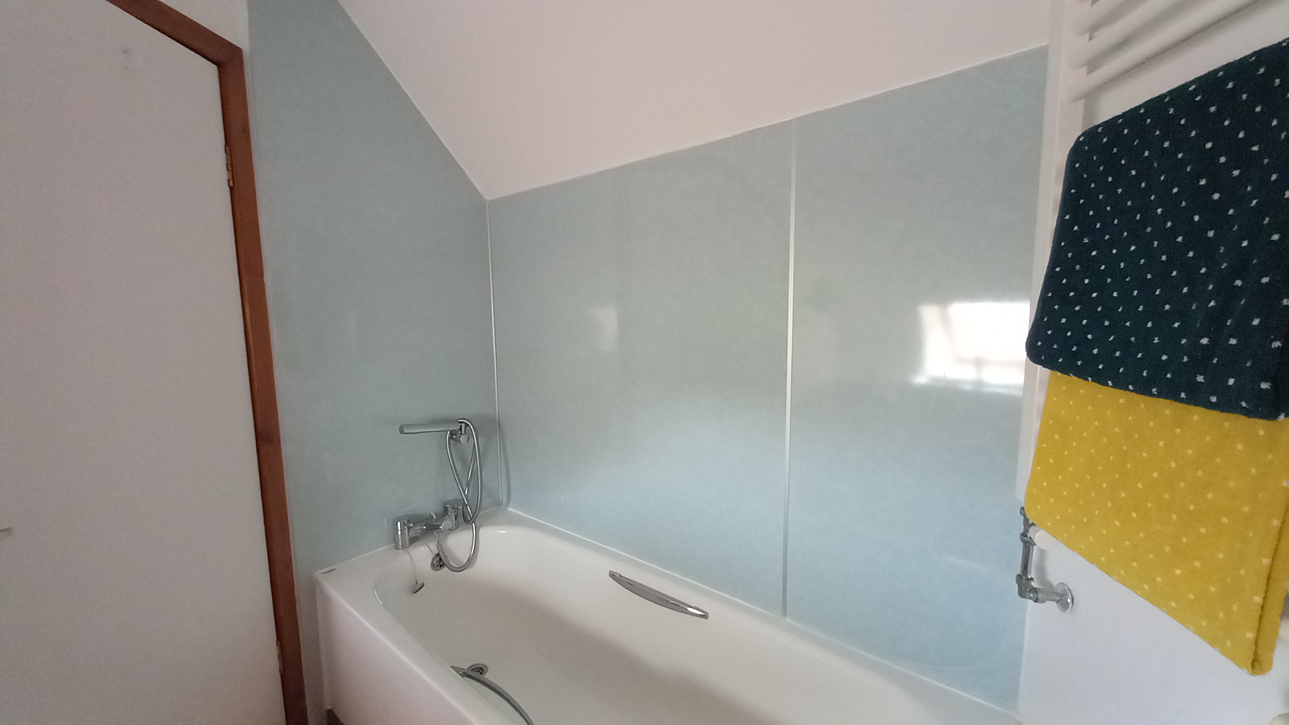 Twin en-suite with bath and hand held shower